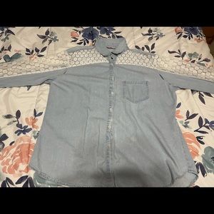 There is a small hole on the sleeve. See last photo👍.